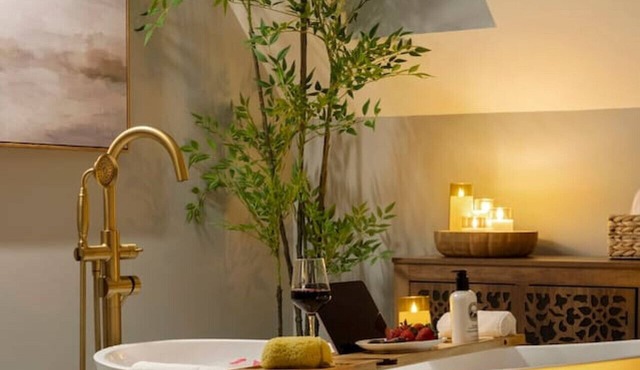 Ultimate Cambridge Mansion Sleeps 14 with Spa Bath, HUGE Game Room & 2 Parking