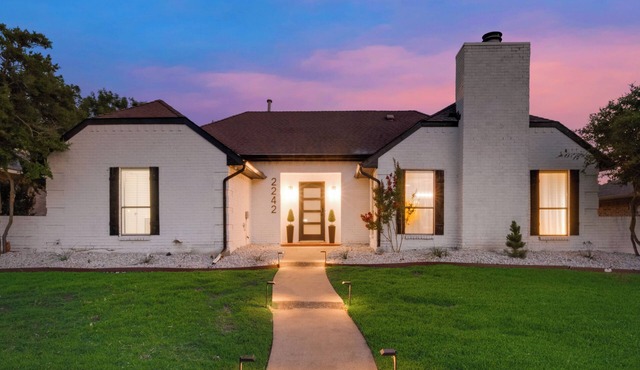 Ultimate Comfort & Modern Elegance in our Renovated Pool House with Hot Tub