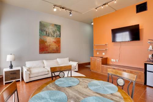 Ultimate Convenience Historic Dtwn Marshall Apt!