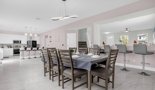 Ultimate Disney Getaway 5 bedroom, Poolside Relaxation & Fun Game Room!