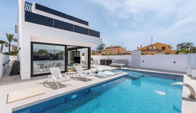 Ultimate Enjoyment: Luxury 8-person Villa with Jacuzzi, Pool & Beach within Walking Distance!