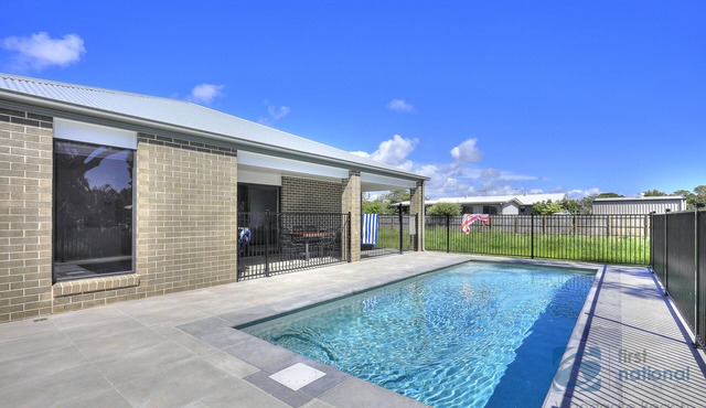 Ultimate entertainer on First Avenue WOODGATE BEACH