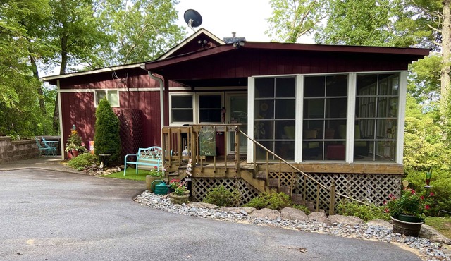 Ultimate Escape, Henderson Private Mountain Retreat, WiFi, Hot Tub, Scenic Views