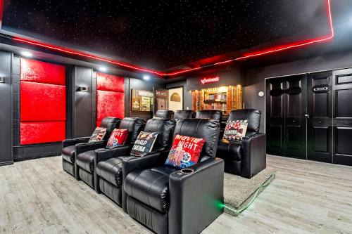 Ultimate Family Escape Near Disney - Sparkling Pool, Hot Tub & Epic Private Movie Room