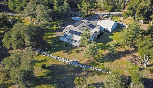 Ultimate Family Friendly Mountain Retreat- Gameroom, Hiking, Hot Tub, Wineries