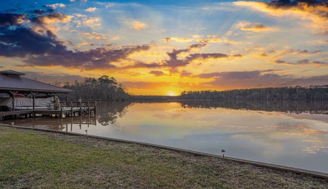 Ultimate Family Fun Lakehouse w/pool and dock