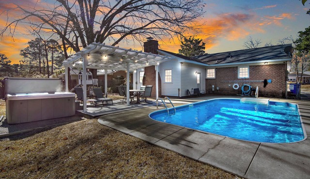 Ultimate Family Getaway: Private Pool & Hot Tub, Game Rooms & Playground