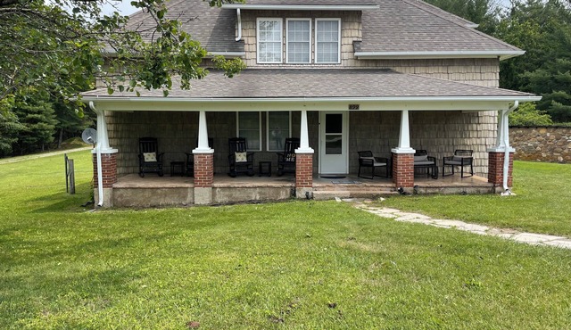 Ultimate Family Retreat in this 1929 Farmhouse close to Blue Ridge Parkway!