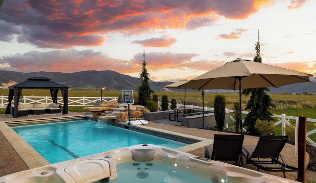 Ultimate Family Retreat: VIEWS, Sport Court, Theater, Pool, Sauna, Game Zone!