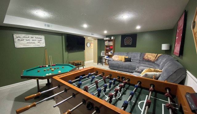 Ultimate Family Graduation Getaway Stay: Spacious, Bumper Pool, Foosball & Grill