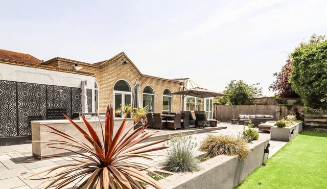 Ultimate Getaway: 6BR Oasis - Pool, Garden, & More