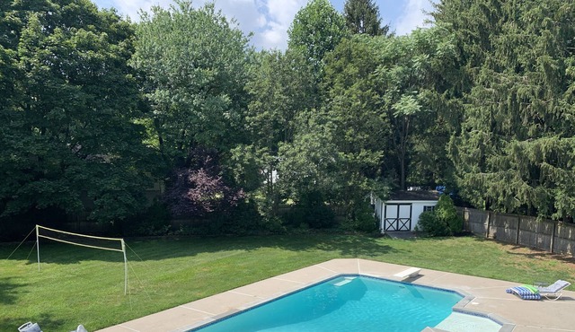 Ultimate Getaway! Heated Pool, Hot tub, Huge Deck, Volleyball