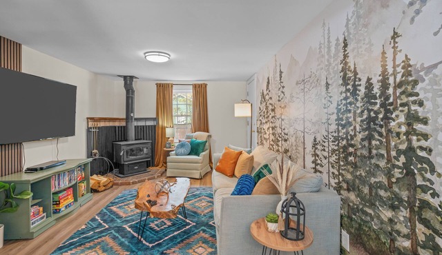 Ultimate Getaway ~ Hot tub ~ Sauna ~ Fire pit ~ Sun room ~ Mins from hwy & town