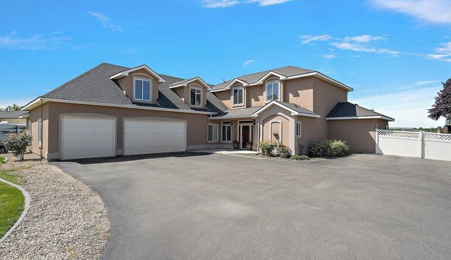Ultimate Group Getaway: 3 min from Lake, vineyards, event centers + Hot Tub