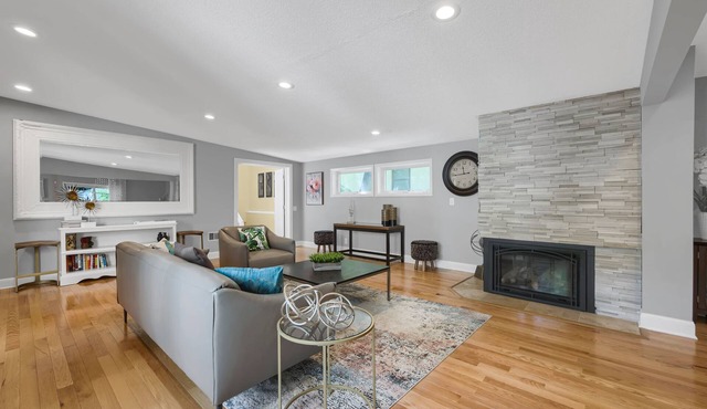 Ultimate Group Retreat: Designer 5BR Escape & City Views