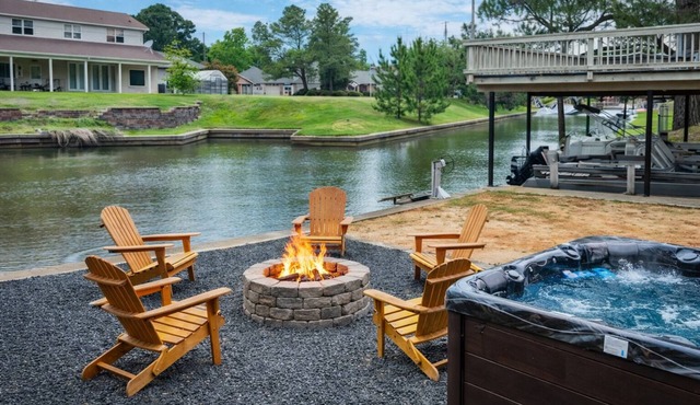 Ultimate Group Stay on the Lake - 6BR w/Hot Tub