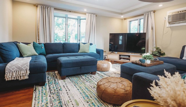 Ultimate Group Stay in St Paul – 8 beds, 2 Living + Dining Rooms,