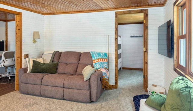 Ultimate Hayward Trailhead Cabin