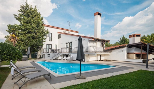 Ultimate Relaxation at Our Beautiful Villa: Private Pool, Jacuzzi, and BBQ Near Poreč