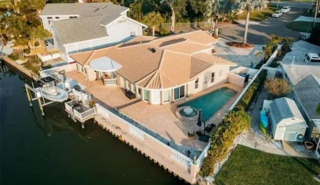 Ultimate in Luxury 5 bedroom on canal living W pool
