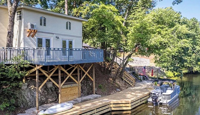Ultimate Lake House - Dock, Games, Kayaks, Screened Patio - Sleeps 14