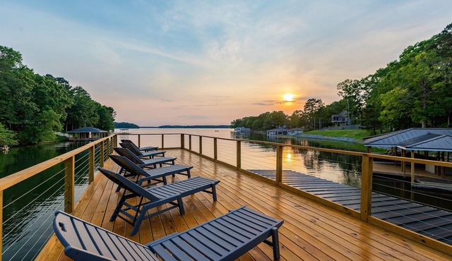 🔥ULTIMATE Lakefront Getaway | 7,000 SqFt🌅Sunset Views🌅Hot Tub Flat Lot+ 10BR!
