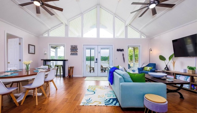 Ultimate Lakefront House, Private Boat Ramp, Dock, Game Room, Fenced in, Dogs ok