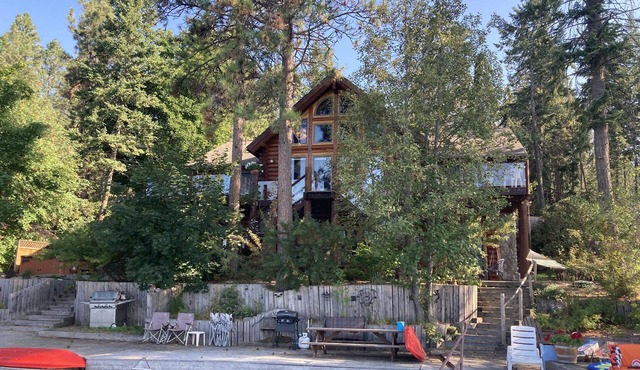 Ultimate Lakeside Retreat on Flathead Lake near Glacier National Park