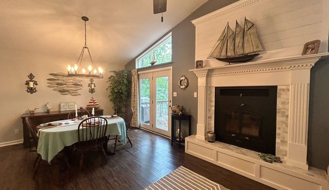 Ultimate lakeside retreat at the charming Kings Place Cottage!