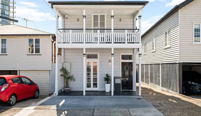 Ultimate Location! Whole House, no Shared Spaces. Pets and Kids Warmly Welcome!