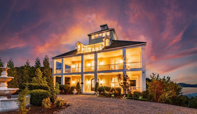 Ultimate Luxury Lake Estate -Sleeps 22|dock|chef kitchen