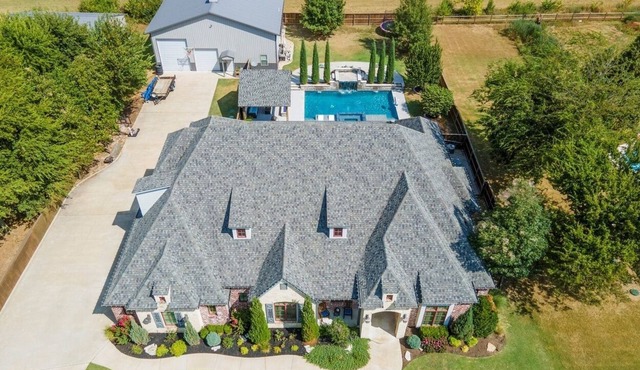 Ultimate Luxury Retreat: House Boasts Hot Tub, Pool, and Easy Airport Access