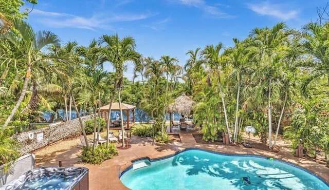 ULTIMATE MAGICAL RESORT.12 BEEDROOMS 7 BATHROOMS. WATER FRONT FAMILY RESORT.