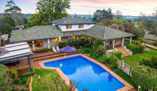 Ultimate Orange | 17 ppl | Central | Perfect for multiple families | Pool!