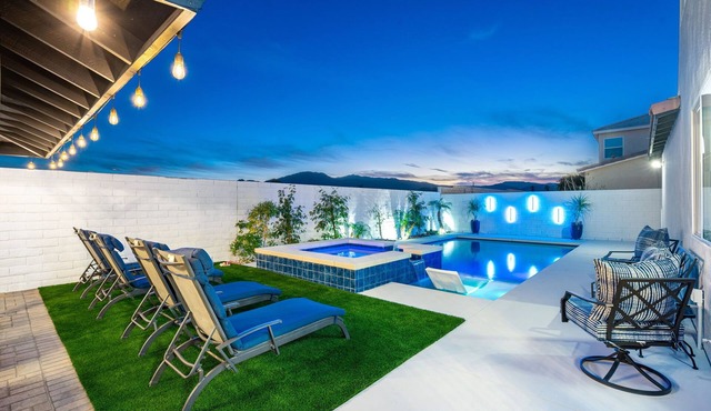 Ultimate Retreat w/GAME ROOM, Pool & Spa! Close to festivals!