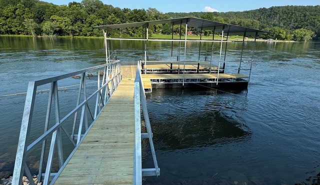 Ultimate Riverfront Stay Huge Dock + Prime Fishing Access