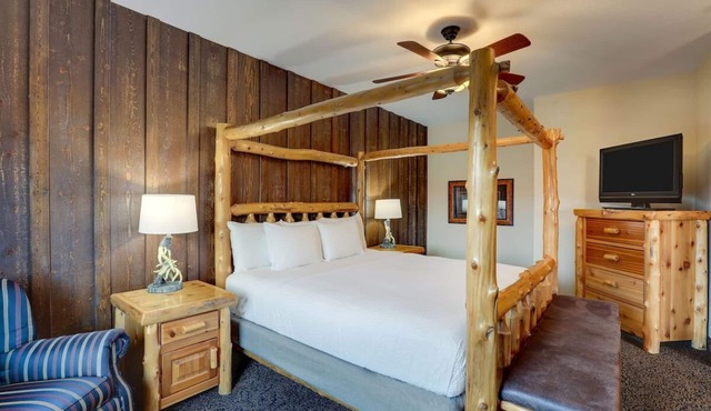 Ultimate Sioux City Experience: Lodge-Like Charm near Casino | 2 Units
