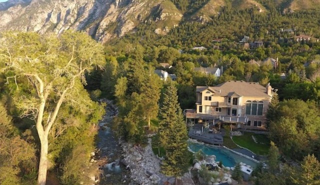 ULTIMATE SKI STAY!nCLEAN + MODERN 2 BDRM/2 BATH SUITE + DEN WITH PRIVATE HOT TUB