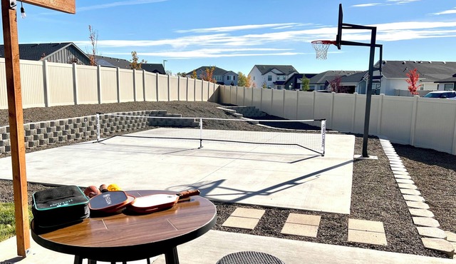 Ultimate Sports & Relaxation Retreat – Private Courts & Large Yard