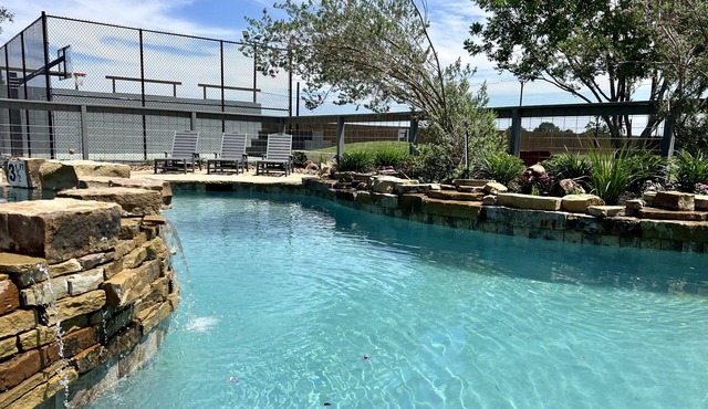 Ultimate Upscale Sports Retreat Near Houston. n42 Comfortable Beds.