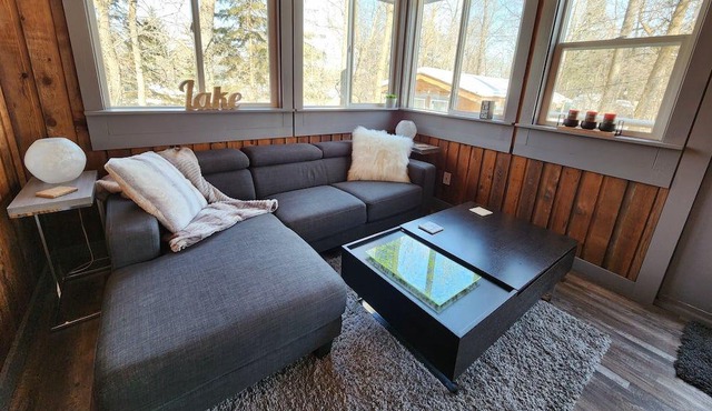 Ultimate vacation lodge in cottage country, short walk to sandy beach