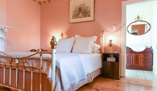 Ultimate Wine Travellers Stopover in Heritage Home at Winery in Langhorne Creek