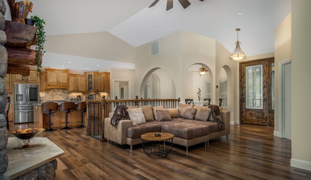 Ultimate Year-Round Escape: Elegant Pine Mountain Lake Cabin!