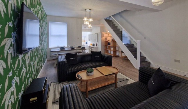 Ultra Modern 3 BR with Garden