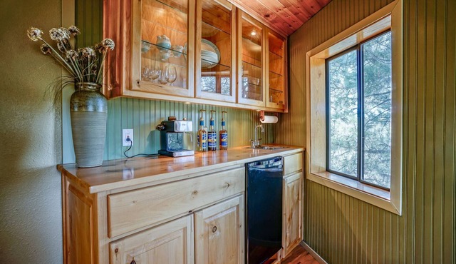 Ultra-Charming, One-of-a-kind,Treasure! Central to Key Attractions! Magical