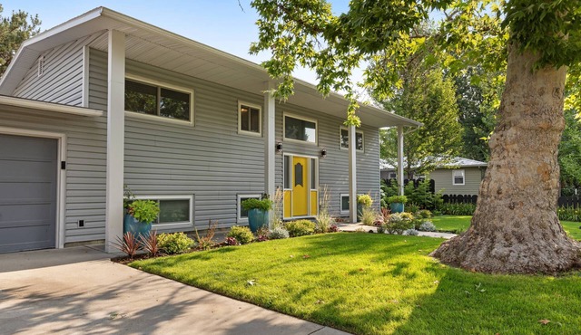 Ultra Comfort + Style! HOT TUB & Fireplace! Two Living Rooms >10 min to Downtown & BSU!