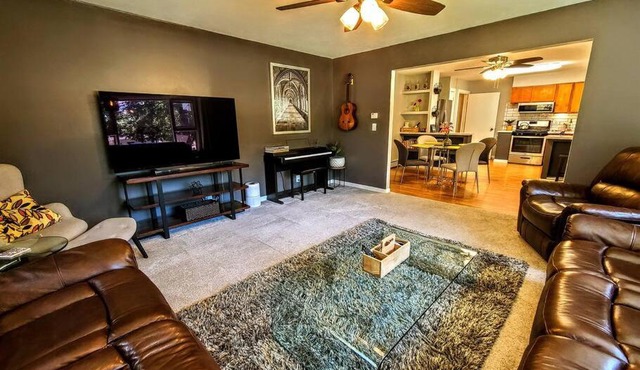 Ultra Comfy, Spotless & Spacious, Private Home in Boyne, Dogs Ok, Walk to Town