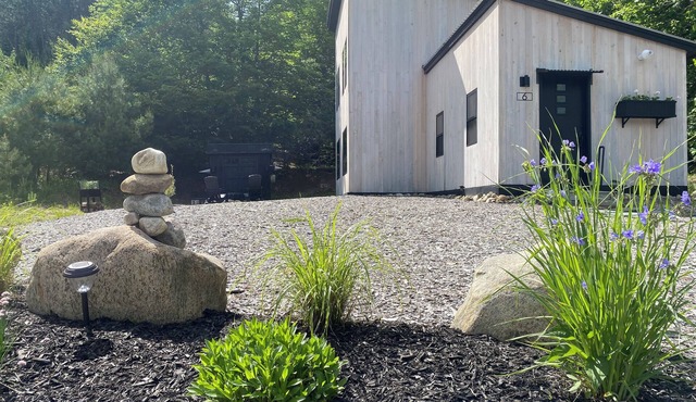 Ultra-cool 2 bedroom, 1 bath contemporary home 1/2 mile to Gore Mountain.