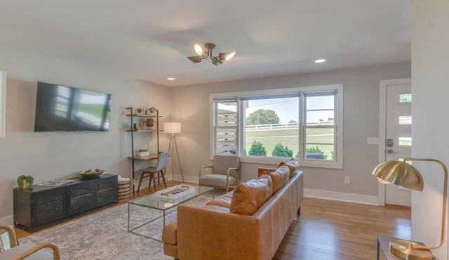 Ultra Country Retreat - Historic Franklin Bungalow