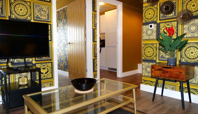 Ultra Deluxe Versace Apartment Near Sheffield FULL SKY TV
